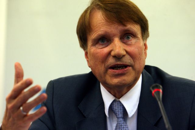 Κατάργηση θέσεων στο Δημόσιο, μείωση μισθών, αύξηση παραγωγικότητας, ζητά ο Ράιχενμπαχ