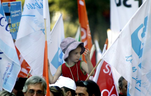 Απεργούν οι εκπαιδευτικοί της Γαλλίας κόντρα στις περικοπές θέσεων εργασίας