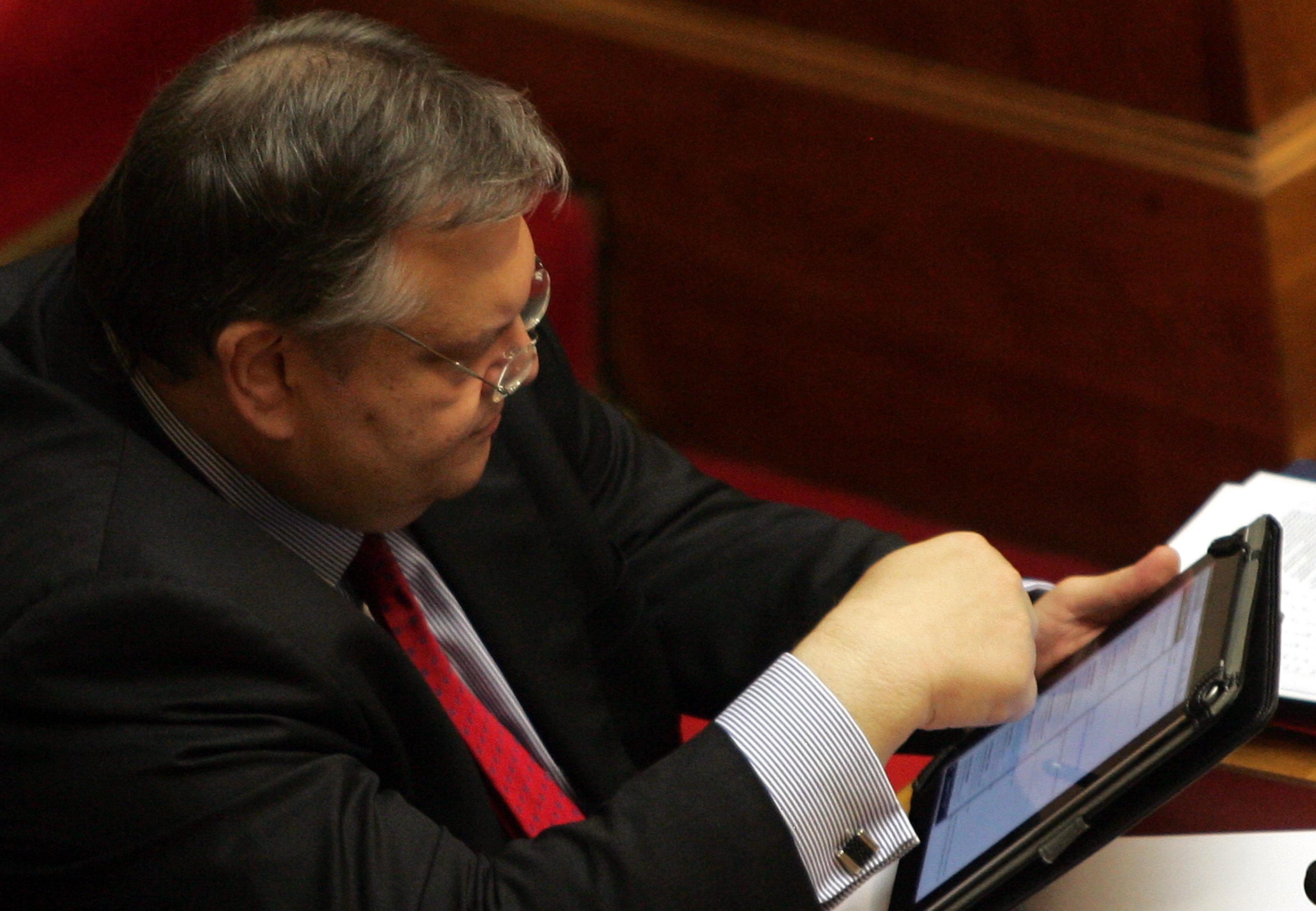 Συνεχίζεται το βράδυ η τηλεδιάσκεψη με την τρόικα για τις περικοπές στο Δημόσιο