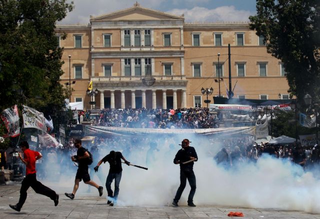Μικροεπεισόδια και συλλήψεις στην πλατεία Συντάγματος