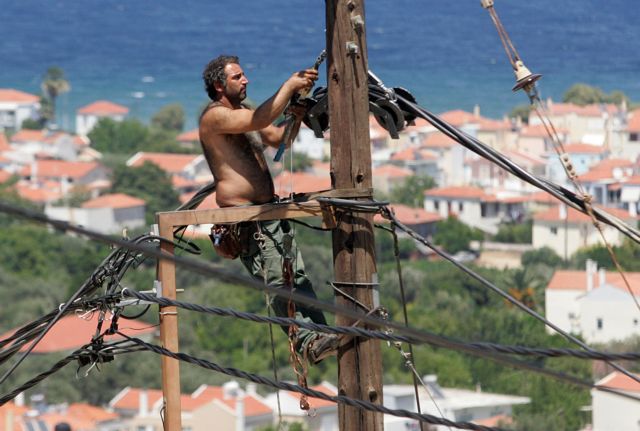 Την πόρτα της εξόδου από τα Βαρέα και Ανθυγιεινά βλέπουν 120.000 εργαζόμενοι