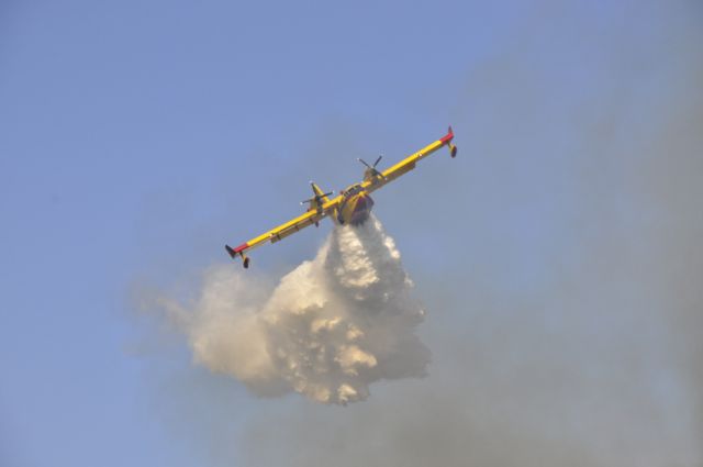 Υπό έλεγχο πυρκαγιά που απείλησε σπίτια κοντά στον Κάλαμο
