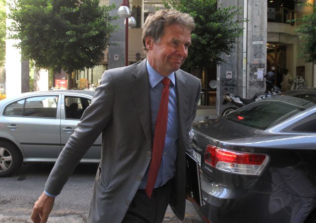 Κλειστά χαρτιά κρατά η τρόικα για το εάν θα ζητήσει πρόσθετα μέτρα