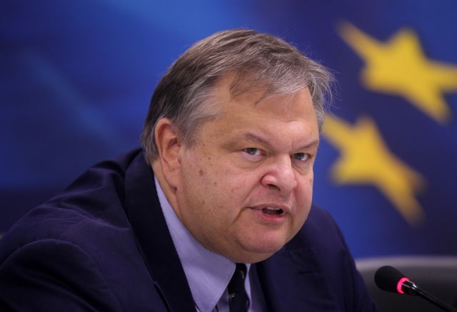 «Οργανωμένη σπέκουλα κατά του ευρώ» οι φήμες περί χρεοκοπίας, απαντά το υπουργείο Οικονομικών