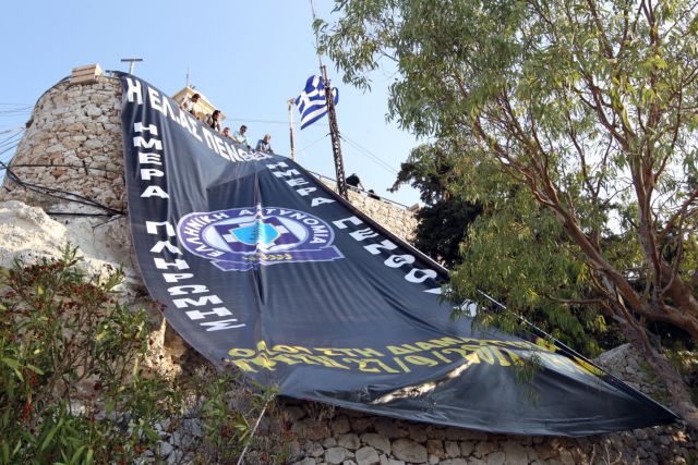 «Η ΕΛ.ΑΣ. πενθεί» γράφει πανό που ανήρτησαν ειδικοί φρουροί στον Λυκαβηττό