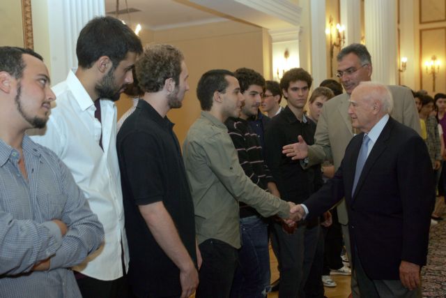 Μαθητές και φοιτητές που διακρίθηκαν σε μαθηματικούς διαγωνισμούς υποδέχθηκε ο Πρόεδρος