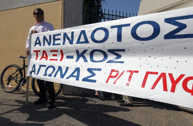 Απειλές και κόκκινες γραμμές στην κινητοποίηση των ιδιοκτητών ταξί έξω από το υπ.Μεταφορών
