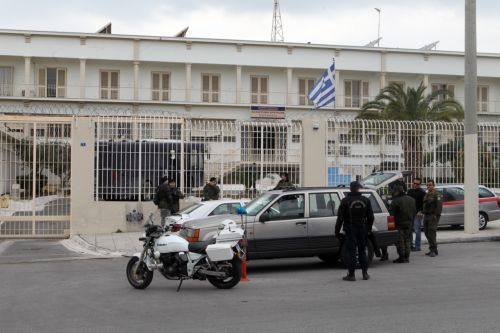 Στον εισαγγελέα  39 οπαδοί του ΠΑΟΚ για προσπάθεια ρίψης στις φυλακές Διαβατών κινητών τηλέφωνα και φορτιστών