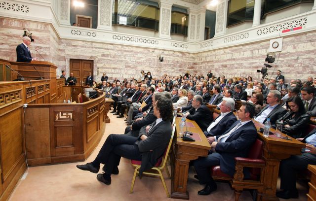 Αποχώρηση από την κυβέρνηση όσων «δεν αντέχουν» ζητούν δύο βουλευτές του ΠΑΣΟΚ