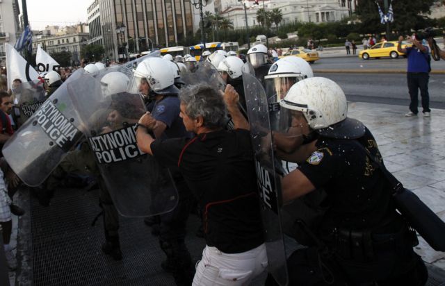 Ένταση στο Σύνταγμα με επέμβαση των ΜΑΤ κατά Αγανακτισμένων