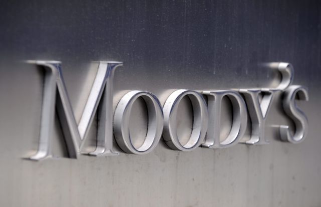 Στην υποβάθμιση οκτώ ελληνικών τραπεζών κατά δύο βαθμίδες προχώρησε η Moody's