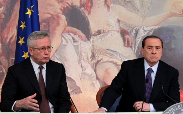 Η υποβάθμιση της Ιταλίας οδηγεί χαμηλότερα το ευρώ