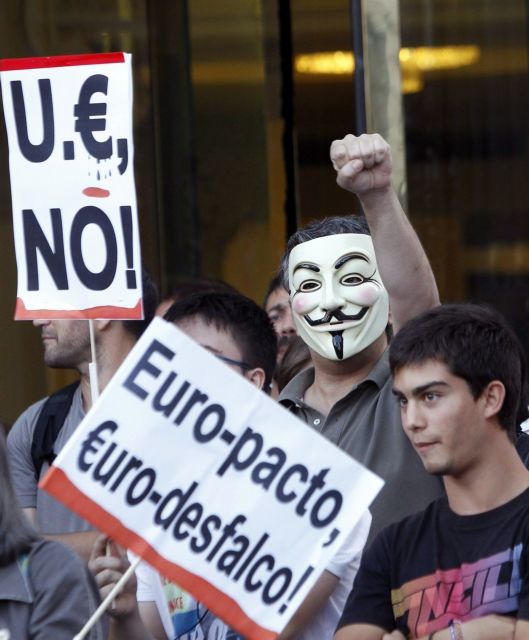 Οι Ισπανοί διαδηλώνουν μαζικά για το «φρένο» χρέους και τη λιτότητα