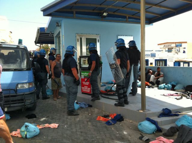 «Ανάφλεξη» στη Λαμπεντούζα με συγκρούσεις κατοίκων και μεταναστών