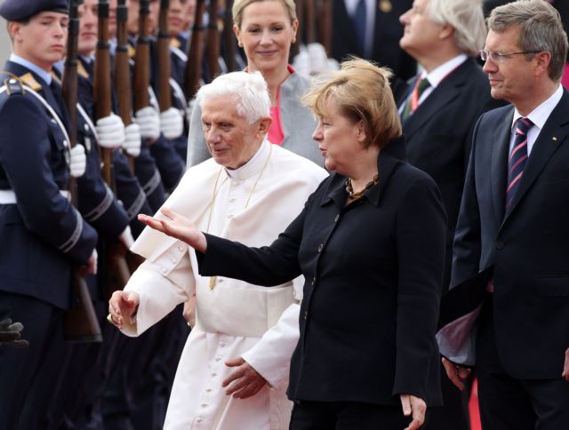 «Ήρθα να μιλήσω για χριστιανισμό, όχι για πολιτική» λέει από τη Γερμανία ο Πάπας