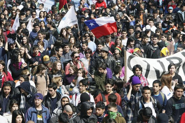 Προσέρχονται σε διάλογο, αλλά δεν φεύγουν από τους δρόμους οι φοιτητές της Χιλής