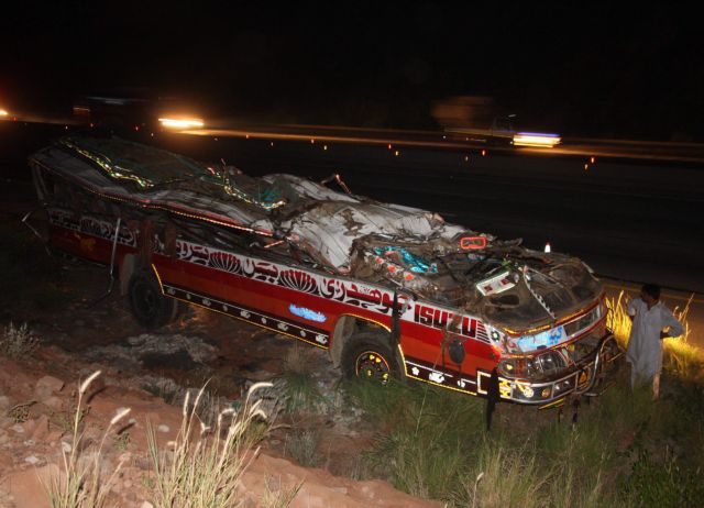 Τραγωδία στο Πακιστάν από την ανατροπή σχολικού λεωφορείου, 34 οι νεκροί