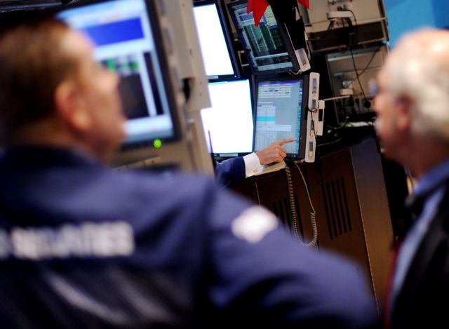 Στο κόκκινο Γουόλ Στριτ και ευρωπαϊκά χρηματιστήρια την Τετάρτη