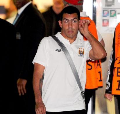 Η αστυνομία συνόδευσε τον Τέβες στο αυτοκίνητο του κατά την επιστροφή της Σίτι (video)