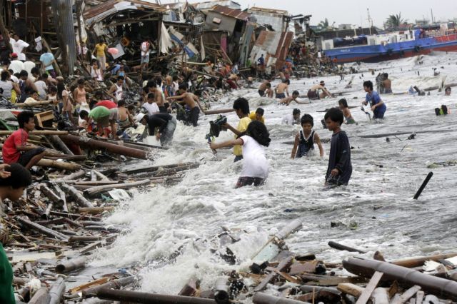 Ζημιές και προβλήματα στο Χονγκ Κονγκ από το πέρασμα του τυφώνα Νεσάτ