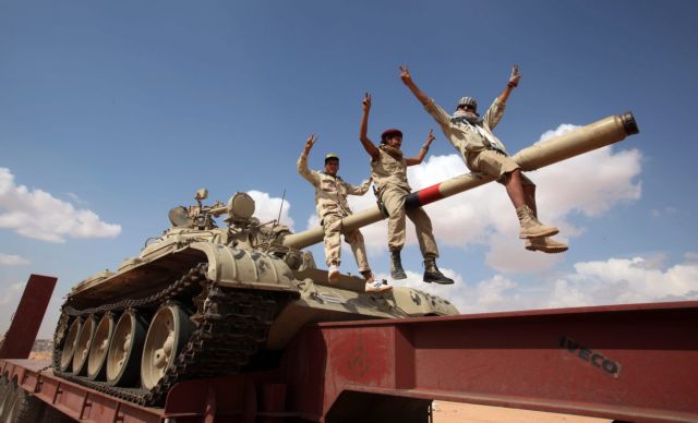 Σφοδρές μάχες στη Σύρτη, στα χέρια των εξεγερμένων το αεροδρόμιο