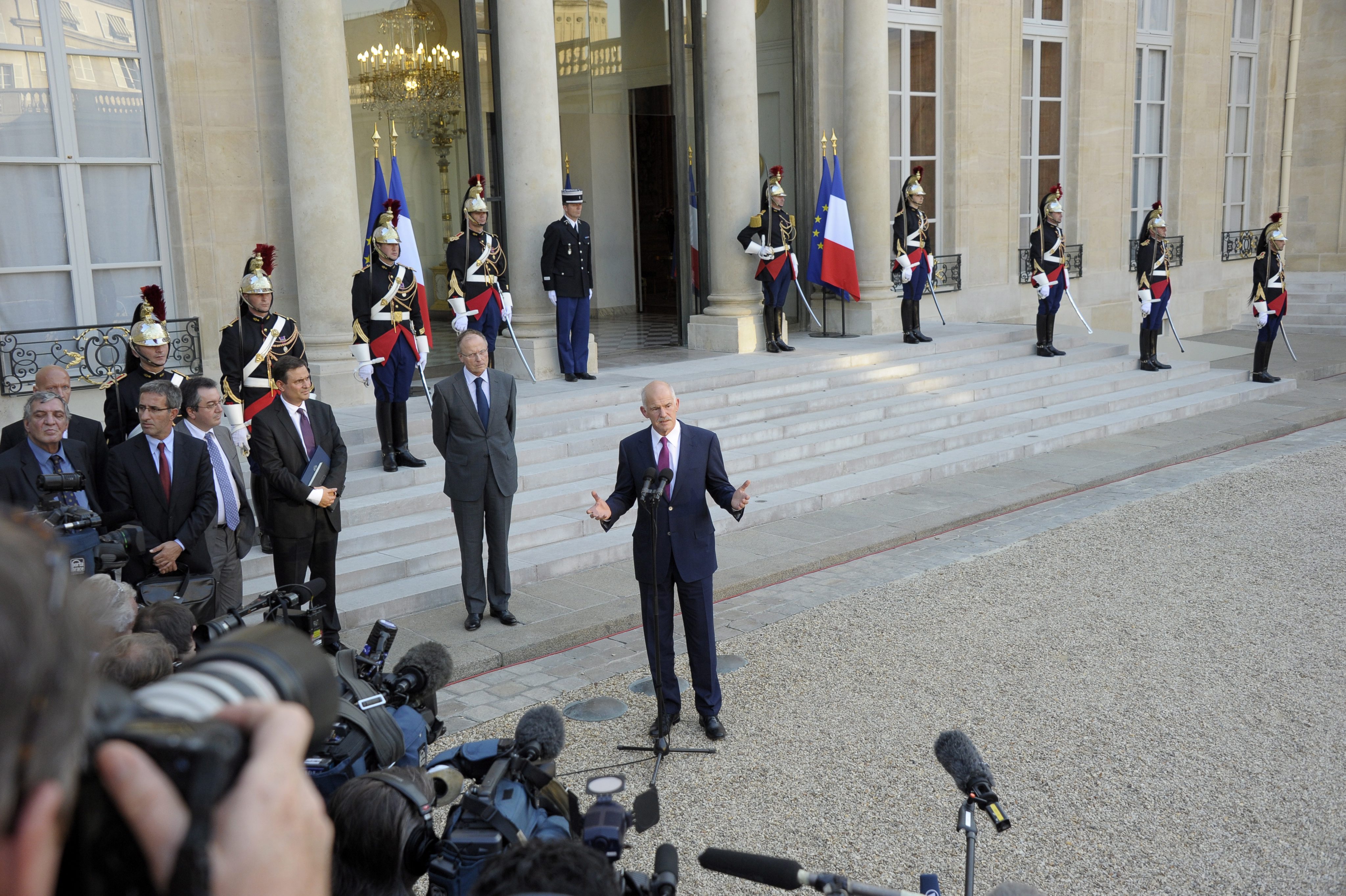 Ηθική και οικονομική υποχρέωση η στήριξη της Ελλάδας, λέει ο Σαρκοζί