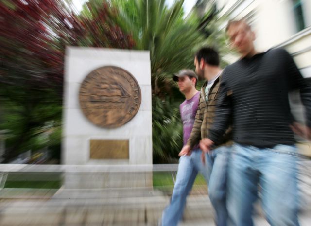 Διαψεύδει η κυβέρνηση τα περί δημοψηφίσματος για την παραμονή στην Ευρωζώνη