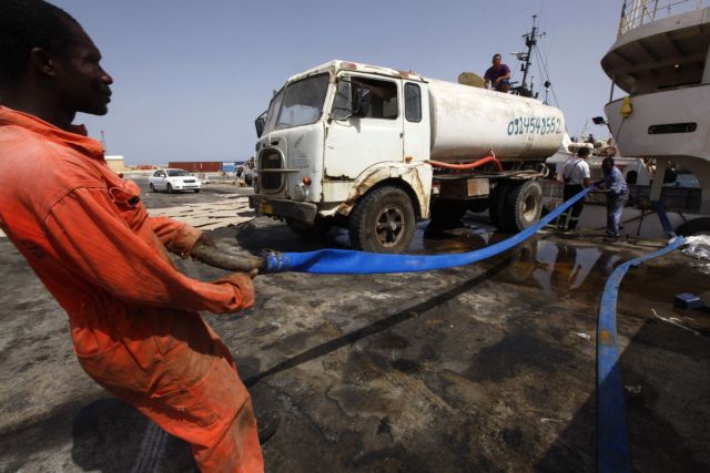 Με αποστολή πόσιμου νερού θα συμβάλει η Ελλάδα στην ανασυγκρότηση της Λιβύης
