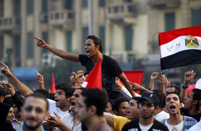 Διαδηλωτές γκρέμισαν τοίχο στην ισραηλινή πρεσβεία στο Κάιρο και κατέβασαν τη σημαία