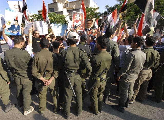 Πέτρες και ντομάτες κατά του Αμερικανού πρεσβευτή από υποστηρικτές του Άσαντ