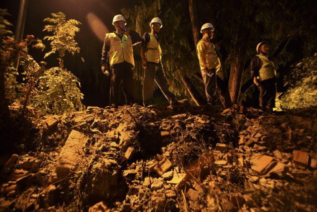 Θύματα αφήνει πίσω του σεισμός 6,8 βαθμών στη βόρεια Ινδία