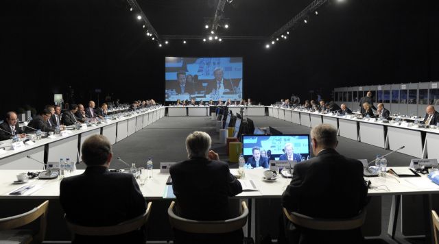 Υποχωρεί το ευρώ καθώς εντείνεται η ανησυχία για την ευρωπαϊκή κρίση χρέους