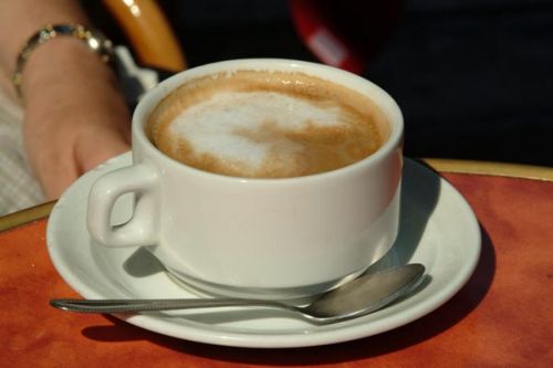 Ο πρωινός καφές δεν βοηθά πραγματικά στο ξύπνημα