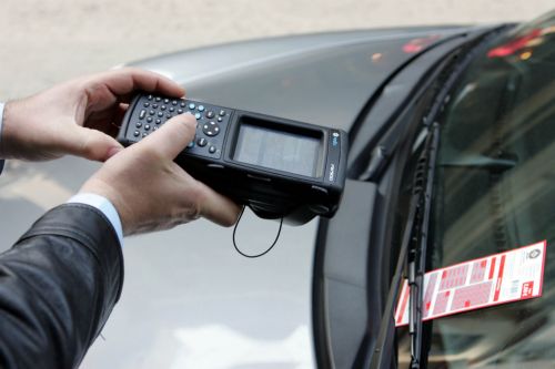 Καταστροφές σε πινακίδες ελεγχόμενης στάθμευσης στο Θησείο