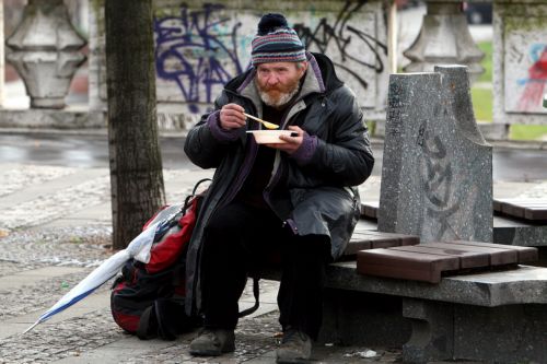 Τη διακοπή επισιτιστικής βοήθειας σε εκατομμύρια φτωχούς Ευρωπαίους εξετάζει η ΕΕ