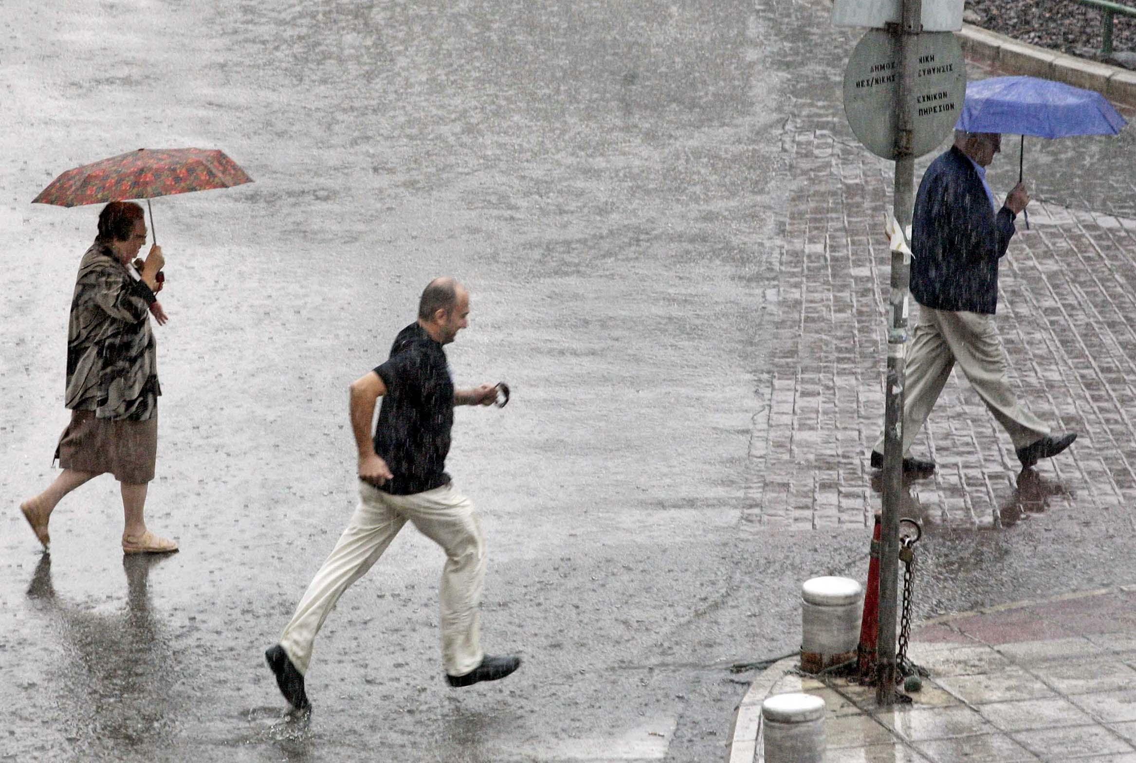 Φθινοπωρινός καιρός την Τετάρτη με καταιγίδες σε μεγάλο μέρος της χώρας