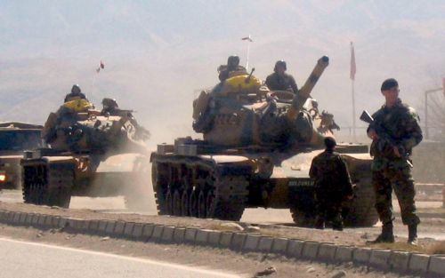 Με χερσαία επιχείρηση κατά Κούρδων ανταρτών στο βόρειο Ιράκ απειλεί η Τουρκία