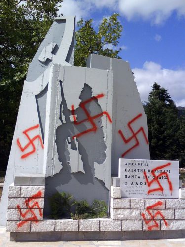 Βεβήλωσαν ξανά το  μνημείο του ΕΛΑΣ στο Περτούλι