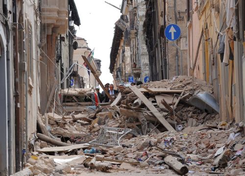 Έξι Ιταλοί σεισμολόγοι στο εδώλιο του κατηγορουμένου για τους νεκρούς της Λ'Άκουιλα