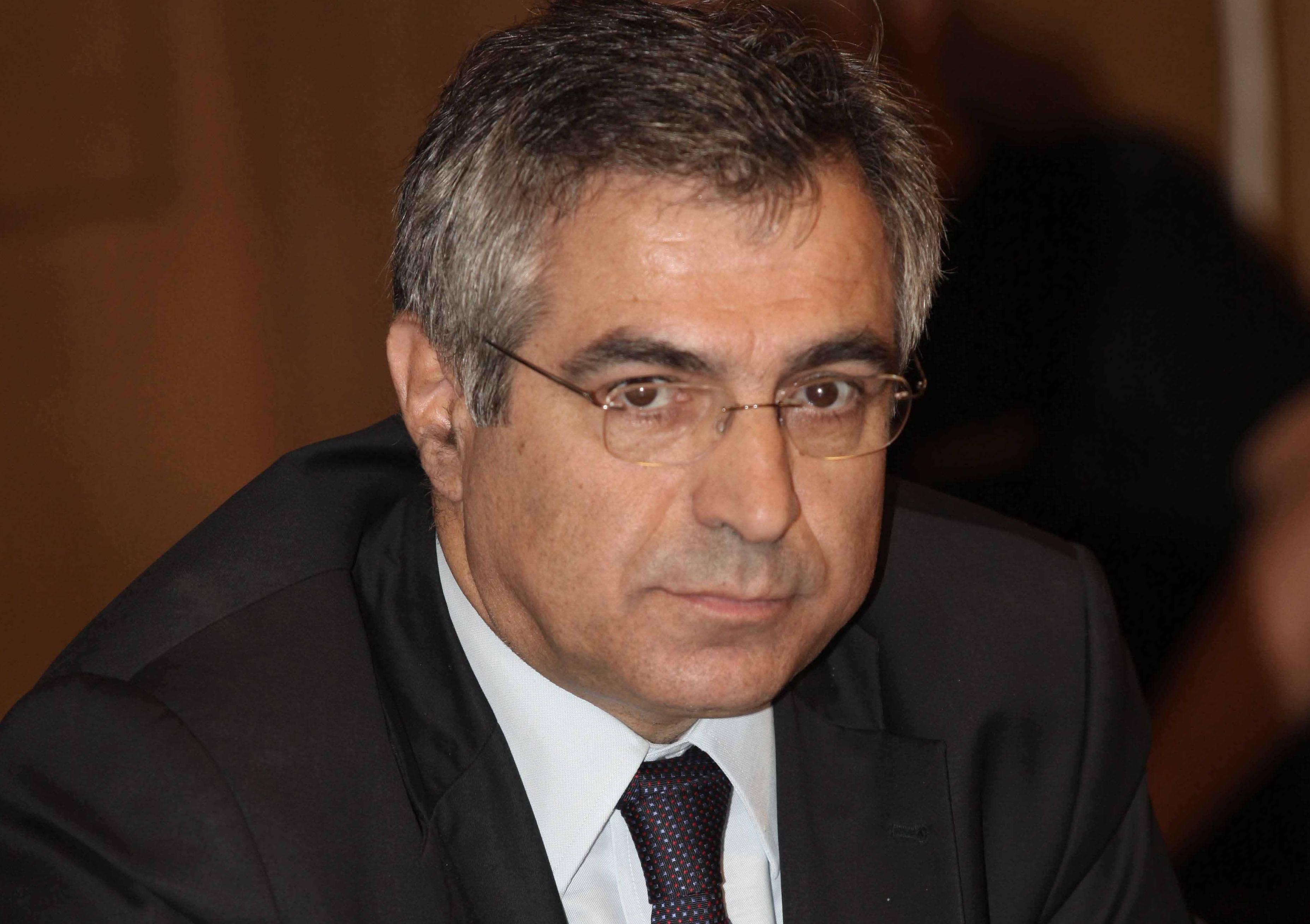 Κόντρα ΠΑΣΟΚ-ΝΔ με φόντο το Ελεγκτικό Συνέδριο και την έλλειψη βιβλίων στα σχολεία