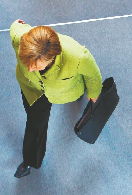 «Σίγουρη» ότι θα περάσει από τη Βουλή το νέο πακέτο διάσωσης της Ελλάδας η Μέρκελ