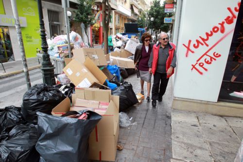 Λόφοι σκουπιδιών «πνίγουν» τους δρόμους της Αθήνας