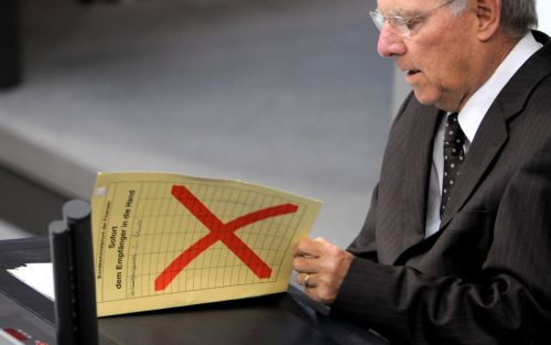 Πεπεισμένος ο Σόιμπλε ότι η Ελλάδα δεν θα γλιτώσει τη χρεοκοπία, σύμφωνα με το Spiegel