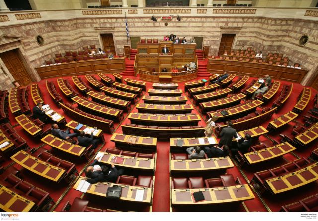 Έντονη κόντρα στη Βουλή για τις τροπολογίες περί τέλους στα ακίνητα και ΕΛΣΤΑΤ