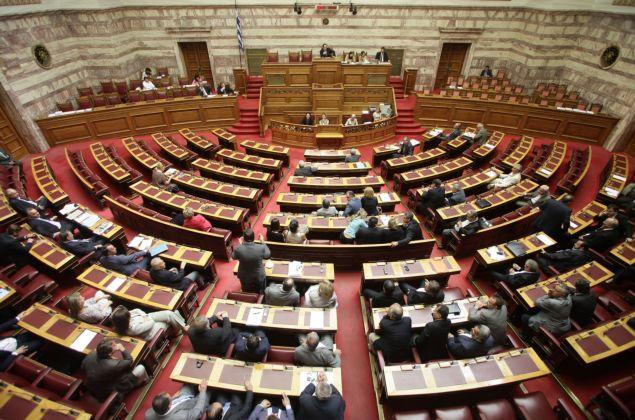 Υπερψηφίστηκε το ν/σ για τις τράπεζες – Την Πέμπτη η τροπολογία για το τέλος ακινήτων