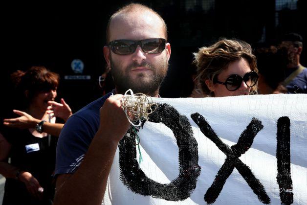 Διαμαρτυρία έξω από το υπουργείο Υγείας για τη μείωση πόρων και προσωπικού του ΚΕΘΕΑ