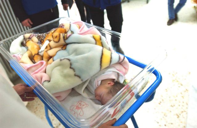 Σε κιόσκι στο λιμάνι του Πειραιά γέννησε 33χρονη