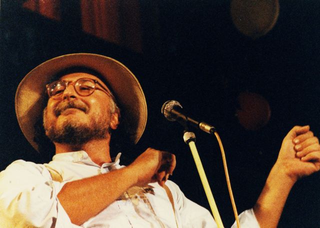 Στην παρέα των Ρασούλη-Παπάζογλου αφιερώνει ο Δ.Σαββόπουλος «Αχαρνής» και «Πλούτο»