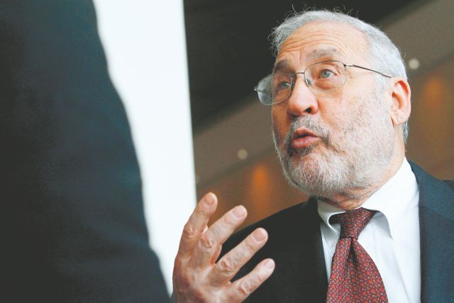 Η Ελλάδα βυθίζεται στην ύφεση, λέει ο Στιγκλιτζ επικρίνοντας την πολιτική της Ευρώπης