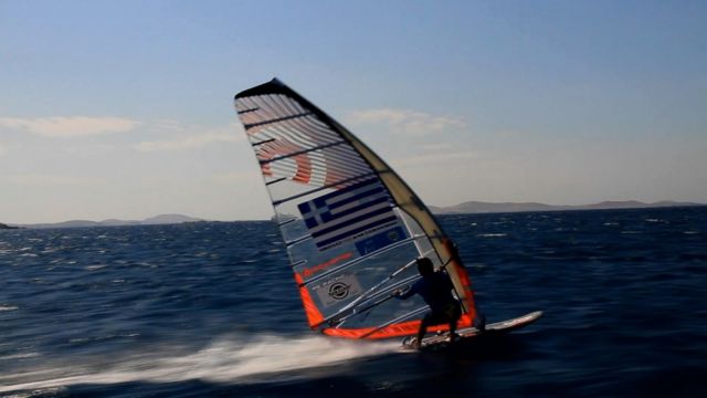 Από την Ανδρο στην Κάρπαθο με την ιστιοσανίδα του ο Κακλαμανάκης